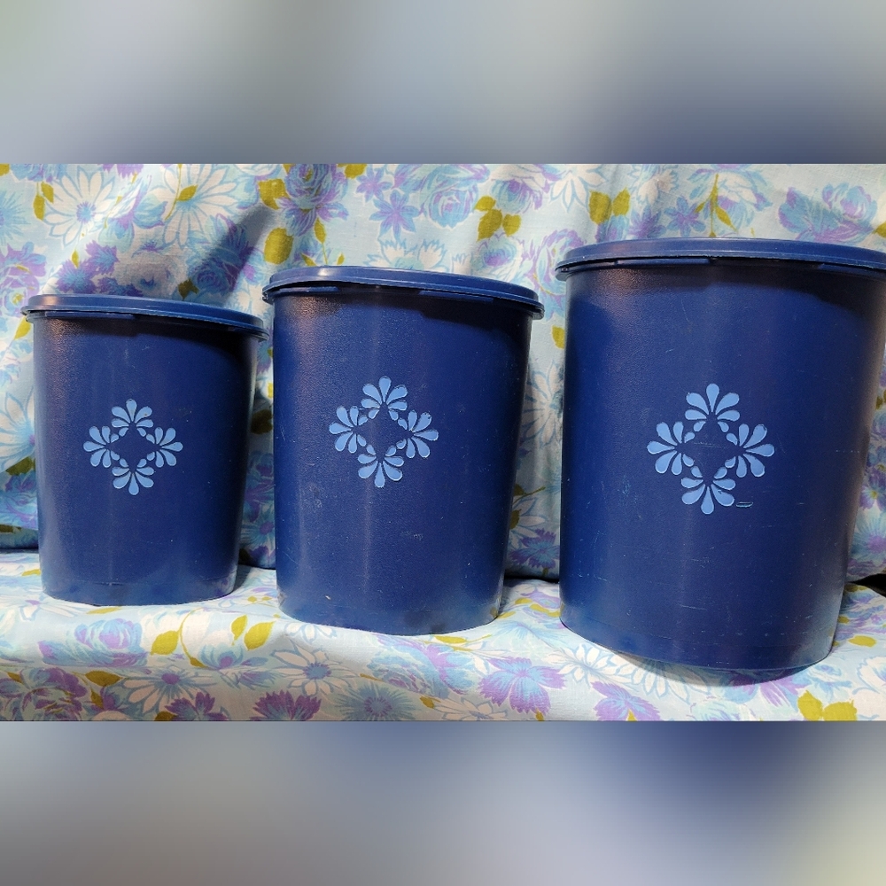 Vintage Tupperware 3 canister set with lids